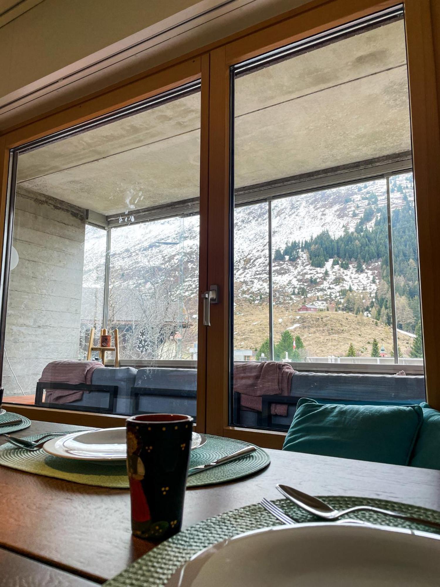 Top Modernes Apartment Im Herzen Von Andermatt Balkon & Bergblick ภายนอก รูปภาพ
