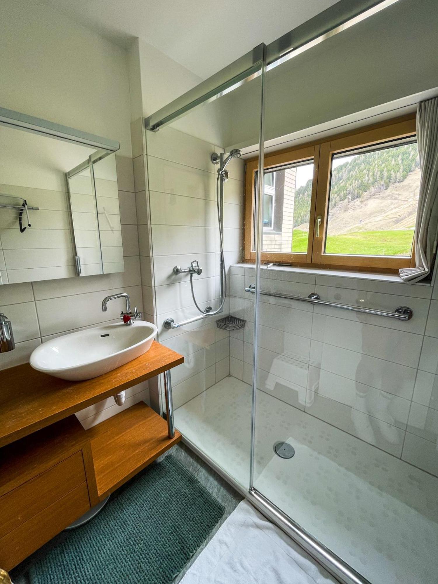 Top Modernes Apartment Im Herzen Von Andermatt Balkon & Bergblick ภายนอก รูปภาพ